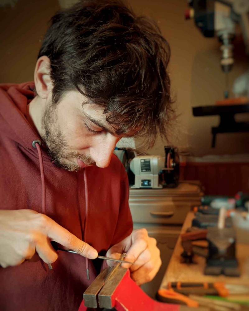 Artisan coutelier dans son atelier